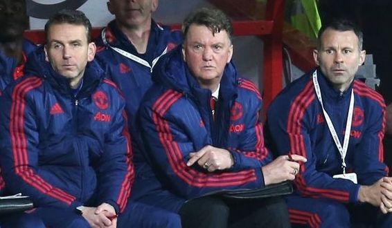 Van Gaal nên thôi sống trong quá khứ, chứ không phải các CĐV MU